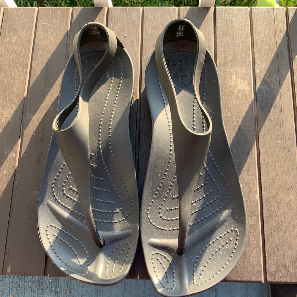 Brand new croc flip flops. Size 7.